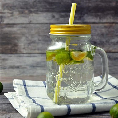 Stiklinis geriamasis indas su šiaudais